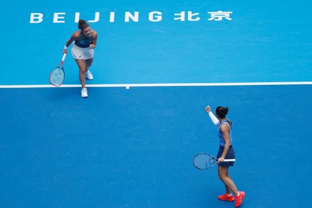 BEIJING, CHINA - OCTOBER 04: Sara Errani of Italy and Jasmine Paolini of Italy react in the Women s Doubles Semifinal match against Hsieh Su-wei of Chinese Taipei and Jelena Ostapenko of Latvia on day 13 of the 2025 China Open at the National Tennis Center on October 4, 2025 in Beijing, China.  Copyright: xChinaxNewsxServicex 111595033096
