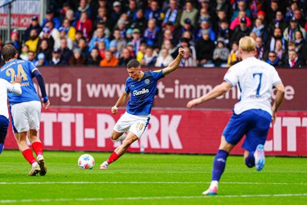 Goal shot Goal chance Adrian Kapralik Holstein Kiel, 20 GER, Holstein Kiel vs SV Darmstadt 98, Football, 2 Bundesliga, Matchday 8, Season 2025 2026, 04 10 2025 DFL REGULATIONS PROHIBIT ANY USE OF PHOTOGRAPHS AS IMAGE SEQUENCES AND OR QUASI VIDEO GER, Holstein Kiel vs SV Darmstadt 98, Football, 2 Bundesliga, Matchday 8, Season 2025 2026, 04 10 2025 Kiel Copyright: xEibner-Pressefoto MarcelxvonxFehrnx EP_MFN