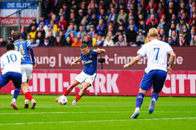 Goal shot Goal chance Adrian Kapralik Holstein Kiel, 20 GER, Holstein Kiel vs SV Darmstadt 98, Football, 2 Bundesliga, Matchday 8, Season 2025 2026, 04 10 2025 DFL REGULATIONS PROHIBIT ANY USE OF PHOTOGRAPHS AS IMAGE SEQUENCES AND OR QUASI VIDEO GER, Holstein Kiel vs SV Darmstadt 98, Football, 2 Bundesliga, Matchday 8, Season 2025 2026, 04 10 2025 Kiel Copyright: xEibner-Pressefoto MarcelxvonxFehrnx EP_MFN