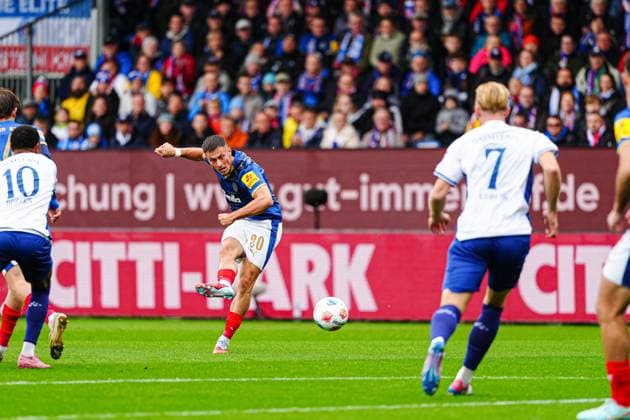 Goal shot Goal chance Adrian Kapralik Holstein Kiel, 20 GER, Holstein Kiel vs SV Darmstadt 98, Football, 2 Bundesliga, Matchday 8, Season 2025 2026, 04 10 2025 DFL REGULATIONS PROHIBIT ANY USE OF PHOTOGRAPHS AS IMAGE SEQUENCES AND OR QUASI VIDEO GER, Holstein Kiel vs SV Darmstadt 98, Football, 2 Bundesliga, Matchday 8, Season 2025 2026, 04 10 2025 Kiel Copyright: xEibner-Pressefoto MarcelxvonxFehrnx EP_MFN