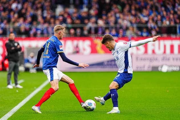 Alexander Bernhardsson Holstein Kiel, 11 , Leon Klassen SV Darmstadt 98, 03 GER, Holstein Kiel vs SV Darmstadt 98, Football, 2 Bundesliga, Matchday 8, Season 2025 2026, 04 10 2025 DFL REGULATIONS PROHIBIT ANY USE OF PHOTOGRAPHS AS IMAGE SEQUENCES AND OR QUASI VIDEO GER, Holstein Kiel vs SV Darmstadt 98, Football, 2 Bundesliga, Matchday 8, Season 2025 2026, 04 10 2025 Kiel Copyright: xEibner-Pressefoto MarcelxvonxFehrnx EP_MFN