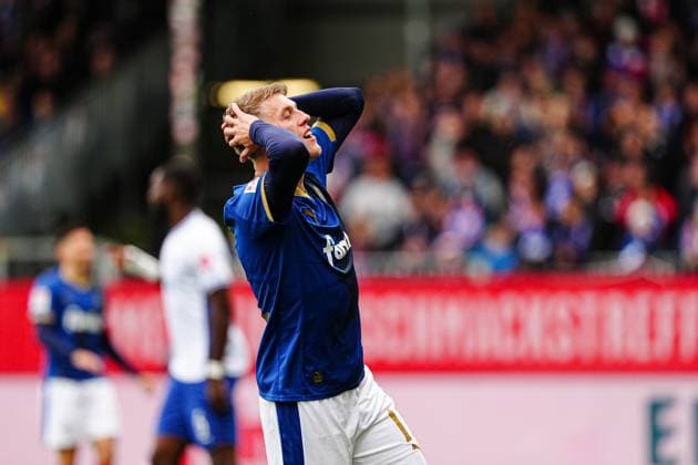 Disappointment Alexander Bernhardsson Holstein Kiel, 11 after missed goal scoring chance GER, Holstein Kiel vs SV Darmstadt 98, Football, 2 Bundesliga, Matchday 8, Season 2025 2026, 04 10 2025 DFL REGULATES PROHIBIT ANY USE OF PHOTOGRAPHS AS IMAGE SEQUENCES AND OR QUASI VIDEO GER, Holstein Kiel vs SV Darmstadt 98, Football, 2 Bundesliga, Matchday 8, Season 2025 2026, 04 10 2025 Kiel Copyright: xEibner-Pressefoto MarcelxvonxFehrnx EP_MFN