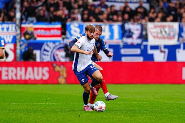 Killan Corredor SV Darmstadt 98, 34 , David Zec Holstein Kiel, 26 GER, Holstein Kiel vs SV Darmstadt 98, Football, 2 Bundesliga, Matchday 8, Season 2025 2026, 04 10 2025 DFL REGULATIONS PROHIBIT ANY USE OF PHOTOGRAPHS AS IMAGE SEQUENCES AND OR QUASI VIDEO GER, Holstein Kiel vs SV Darmstadt 98, Football, 2 Bundesliga, Matchday 8, Season 2025 2026, 04 10 2025 Kiel Copyright: xEibner-Pressefoto MarcelxvonxFehrnx EP_MFN