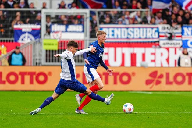 Leon Klassen SV Darmstadt 98, 03 , Alexander Bernhardsson Holstein Kiel, 11 GER, Holstein Kiel vs SV Darmstadt 98, Football, 2 Bundesliga, Matchday 8, Season 2025 2026, 04 10 2025 DFL REGULATIONS PROHIBIT ANY USE OF PHOTOGRAPHS AS IMAGE SEQUENCES AND OR QUASI VIDEO GER, Holstein Kiel vs SV Darmstadt 98, Football, 2 Bundesliga, Matchday 8, Season 2025 2026, 04 10 2025 Kiel Copyright: xEibner-Pressefoto MarcelxvonxFehrnx EP_MFN
