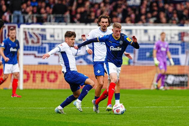 Leon Klassen SV Darmstadt 98, 03 , Alexander Bernhardsson Holstein Kiel, 11 GER, Holstein Kiel vs SV Darmstadt 98, Football, 2 Bundesliga, Matchday 8, Season 2025 2026, 04 10 2025 DFL REGULATIONS PROHIBIT ANY USE OF PHOTOGRAPHS AS IMAGE SEQUENCES AND OR QUASI VIDEO GER, Holstein Kiel vs SV Darmstadt 98, Football, 2 Bundesliga, Matchday 8, Season 2025 2026, 04 10 2025 Kiel Copyright: xEibner-Pressefoto MarcelxvonxFehrnx EP_MFN