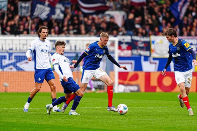 Leon Klassen SV Darmstadt 98, 03 , Alexander Bernhardsson Holstein Kiel, 11 GER, Holstein Kiel vs SV Darmstadt 98, Football, 2 Bundesliga, Matchday 8, Season 2025 2026, 04 10 2025 DFL REGULATIONS PROHIBIT ANY USE OF PHOTOGRAPHS AS IMAGE SEQUENCES AND OR QUASI VIDEO GER, Holstein Kiel vs SV Darmstadt 98, Football, 2 Bundesliga, Matchday 8, Season 2025 2026, 04 10 2025 Kiel Copyright: xEibner-Pressefoto MarcelxvonxFehrnx EP_MFN