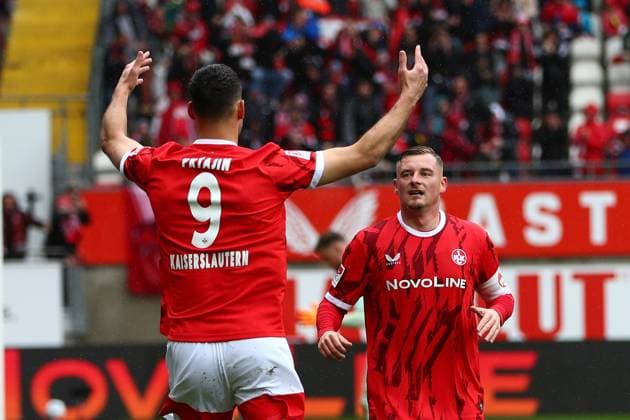 04 10 2025, xmohx, Fußball 2 Bundesliga, 1 FC Kaiserslautern VfL Bochum v l Torjubel nach dem Tor zum celebrating the goal celebrate 1 0 durch Ivan Prtajin 1 FC Kaiserslautern mit Marlon Ritter 1 FC Kaiserslautern DFL DFB REGULATIONS PROHIBIT ANY USE OF PHOTOGRAPHS as IMAGE SEQUENCES and or QUASI VIDEO Kaiserslautern