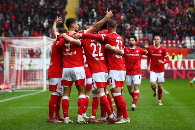 04 10 2025, xmohx, Fußball 2 Bundesliga, 1 FC Kaiserslautern VfL Bochum v l Torjubel nach dem Tor zum celebrating the goal celebrate 1 0 durch Ivan Prtajin 1 FC Kaiserslautern DFL DFB REGULATIONS PROHIBIT ANY USE OF PHOTOGRAPHS as IMAGE SEQUENCES and or QUASI VIDEO Kaiserslautern