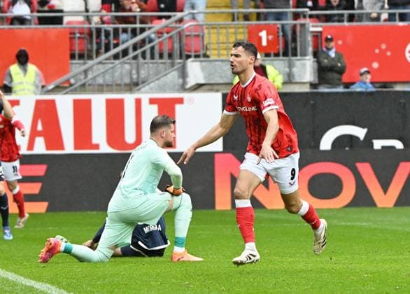 Soccer 2 Bundesliga Season 2025 26 1 FC Kaiserslautern 04 10 2025 Fritz Walter Stadion 1 FC Kaiserslautern fck VfL Bochum bo Ivan PRTAJIN 1 FC Kaiserslautern ,re cheers after the 1 0, LI BO01 1 FC Kaiserslautern
