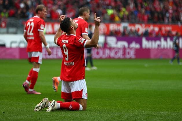 04 10 2025, xmohx, Fußball 2 Bundesliga, 1 FC Kaiserslautern VfL Bochum v l Torjubel nach dem Tor zum celebrating the goal celebrate 1 0 durch Ivan Prtajin 1 FC Kaiserslautern DFL DFB REGULATIONS PROHIBIT ANY USE OF PHOTOGRAPHS as IMAGE SEQUENCES and or QUASI VIDEO Kaiserslautern