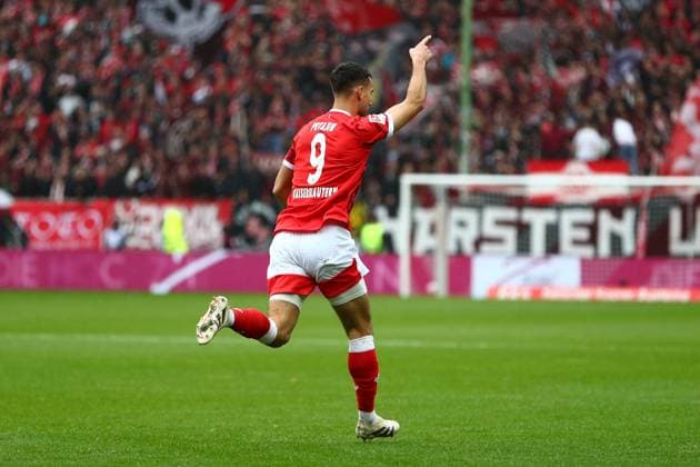 04 10 2025, xmohx, Fußball 2 Bundesliga, 1 FC Kaiserslautern VfL Bochum v l Torjubel nach dem Tor zum celebrating the goal celebrate 1 0 durch Ivan Prtajin 1 FC Kaiserslautern DFL DFB REGULATIONS PROHIBIT ANY USE OF PHOTOGRAPHS as IMAGE SEQUENCES and or QUASI VIDEO Kaiserslautern