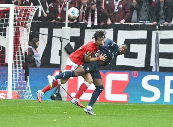 Soccer 2 Bundesliga Season 2025 26 1 FC Kaiserslautern 04 10 2025 Fritz Walter Stadion 1 FC Kaiserslautern fck VfL Bochum bo Jisoo KIM 1 FC Kaiserslautern , li Mathis CLAIRICIA VfL Bochum 1 FC Kaiserslautern