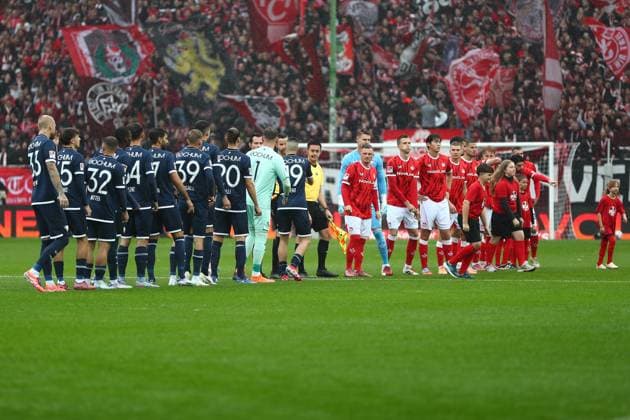 04 10 2025, xmohx, Soccer 2 Bundesliga, 1 FC Kaiserslautern VfL Bochum v l Welcome of the teams DFL DFB REGULATIONS PROHIBIT ANY USE OF PHOTOGRAPHS as IMAGE SEQUENCES and or QUASI VIDEO Kaiserslautern