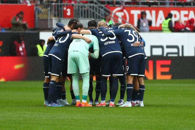 04 10 2025, xmohx, Soccer 2 Bundesliga, 1 FC Kaiserslautern VfL Bochum v l Teamkreis Bochum DFL DFB REGULATIONS PROHIBIT ANY USE OF PHOTOGRAPHS as IMAGE SEQUENCES and or QUASI VIDEO Kaiserslautern
