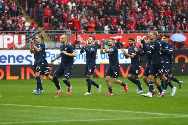04 10 2025, xmohx, Soccer 2 Bundesliga, 1 FC Kaiserslautern VfL Bochum v l The VfL players greet the fans DFL DFB REGULATIONS PROHIBIT ANY USE OF PHOTOGRAPHS as IMAGE SEQUENCES and or QUASI VIDEO Kaiserslautern