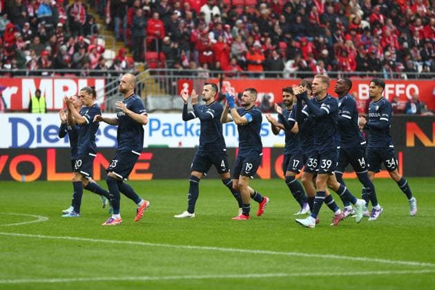 04 10 2025, xmohx, Soccer 2 Bundesliga, 1 FC Kaiserslautern VfL Bochum v l The VfL players greet the fans DFL DFB REGULATIONS PROHIBIT ANY USE OF PHOTOGRAPHS as IMAGE SEQUENCES and or QUASI VIDEO Kaiserslautern