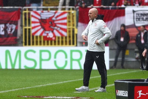04 10 2025, xmohx, Soccer 2 Bundesliga, 1 FC Kaiserslautern VfL Bochum v l Coach Torsten Lieberknecht 1 FC Kaiserslautern DFL DFB REGULATIONS PROHIBIT ANY USE OF PHOTOGRAPHS as IMAGE SEQUENCES and or QUASI VIDEO Kaiserslautern