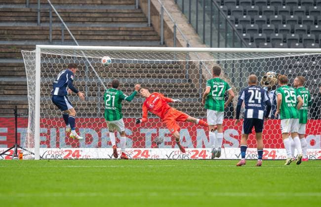 Soccer, Men, Season 2025 2026, 2 Bundesliga 8 Matchday , Hertha BSC SC Preußen Münster, f l Sebastian Grönning Hertha BSC scores the goal for 1 0 against Rico Preißinger Münster and goalkeeper Johannes Schenk Münster , 04 10 2025, Copyright: xSebastianxRäppold MatthiasxKochx
