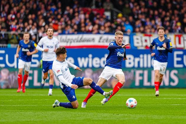 Leon Klassen SV Darmstadt 98, 03 , Alexander Bernhardsson Holstein Kiel, 11 GER, Holstein Kiel vs SV Darmstadt 98, Football, 2 Bundesliga, Matchday 8, Season 2025 2026, 04 10 2025 DFL REGULATIONS PROHIBIT ANY USE OF PHOTOGRAPHS AS IMAGE SEQUENCES AND OR QUASI VIDEO GER, Holstein Kiel vs SV Darmstadt 98, Football, 2 Bundesliga, Matchday 8, Season 2025 2026, 04 10 2025 Kiel Copyright: xEibner-Pressefoto MarcelxvonxFehrnx EP_MFN