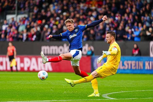 Phil Harres Holstein Kiel, 19 , Marcel Schuhen SV Darmstadt 98, 01 GER, Holstein Kiel vs SV Darmstadt 98, Football, 2 Bundesliga, Matchday 8, Season 2025 2026, 04 10 2025 DFL REGULATIONS PROHIBIT ANY USE OF PHOTOGRAPHS AS IMAGE SEQUENCES AND OR QUASI VIDEO GER, Holstein Kiel vs SV Darmstadt 98, Football, 2 Bundesliga, Matchday 8, Season 2025 2026, 04 10 2025 Kiel Copyright: xEibner-Pressefoto MarcelxvonxFehrnx EP_MFN