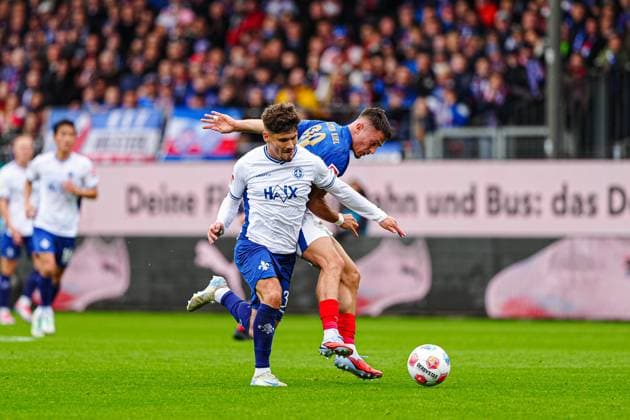 Leon Klassen SV Darmstadt 98, 03 , Adrian Kapralik Holstein Kiel, 20 GER, Holstein Kiel vs SV Darmstadt 98, Football, 2 Bundesliga, Matchday 8, Season 2025 2026, 04 10 2025 DFL REGULATIONS PROHIBIT ANY USE OF PHOTOGRAPHS AS IMAGE SEQUENCES AND OR QUASI VIDEO GER, Holstein Kiel vs SV Darmstadt 98, Football, 2 Bundesliga, Matchday 8, Season 2025 2026, 04 10 2025 Kiel Copyright: xEibner-Pressefoto MarcelxvonxFehrnx EP_MFN