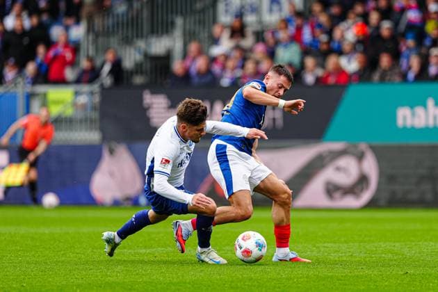 Leon Klassen SV Darmstadt 98, 03 , Adrian Kapralik Holstein Kiel, 20 GER, Holstein Kiel vs SV Darmstadt 98, Football, 2 Bundesliga, Matchday 8, Season 2025 2026, 04 10 2025 DFL REGULATIONS PROHIBIT ANY USE OF PHOTOGRAPHS AS IMAGE SEQUENCES AND OR QUASI VIDEO GER, Holstein Kiel vs SV Darmstadt 98, Football, 2 Bundesliga, Matchday 8, Season 2025 2026, 04 10 2025 Kiel Copyright: xEibner-Pressefoto MarcelxvonxFehrnx EP_MFN
