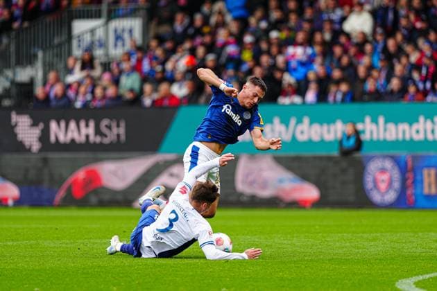 Leon Klassen SV Darmstadt 98, 03 , Adrian Kapralik Holstein Kiel, 20 GER, Holstein Kiel vs SV Darmstadt 98, Football, 2 Bundesliga, Matchday 8, Season 2025 2026, 04 10 2025 DFL REGULATIONS PROHIBIT ANY USE OF PHOTOGRAPHS AS IMAGE SEQUENCES AND OR QUASI VIDEO GER, Holstein Kiel vs SV Darmstadt 98, Football, 2 Bundesliga, Matchday 8, Season 2025 2026, 04 10 2025 Kiel Copyright: xEibner-Pressefoto MarcelxvonxFehrnx EP_MFN
