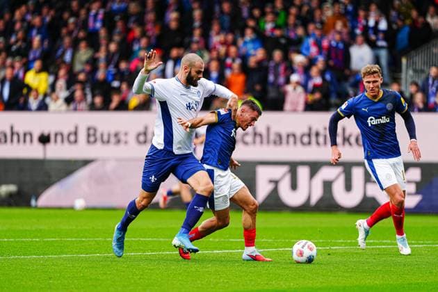 Aleksandar Vukotic SV Darmstadt 98, 20 , Adrian Kapralik Holstein Kiel, 20 GER, Holstein Kiel vs SV Darmstadt 98, Football, 2 Bundesliga, Matchday 8, Season 2025 2026, 04 10 2025 DFL REGULATIONS PROHIBIT ANY USE OF PHOTOGRAPHS AS IMAGE SEQUENCES AND OR QUASI VIDEO GER, Holstein Kiel vs SV Darmstadt 98, Football, 2 Bundesliga, Matchday 8, Season 2025 2026, 04 10 2025 Kiel Copyright: xEibner-Pressefoto MarcelxvonxFehrnx EP_MFN