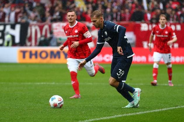 04 10 2025, xmohx, Soccer 2 Bundesliga, 1 FC Kaiserslautern VfL Bochum v l Leandro Morgalla VfL Bochum DFL DFB REGULATIONS PROHIBIT ANY USE OF PHOTOGRAPHS as IMAGE SEQUENCES and or QUASI VIDEO Kaiserslautern