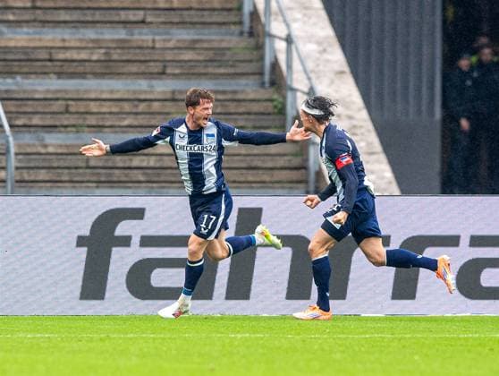 Soccer, Men, Season 2025 2026, 2 Bundesliga 8 Matchday , Hertha BSC SC Preußen Münster, f l Sebastian Grönning Hertha BSC , Fabian Reese Hertha BSC , Cheering after goal to 1 0, 04 10 2025, Copyright: xSebastianxRäppold MatthiasxKochx