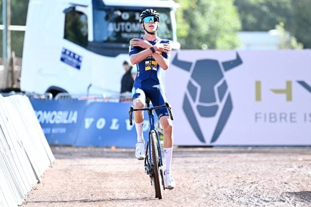 Belgian Giel Lejeune celebrates after winning the men s juniors race of the Exact Cross, stage 1 (out of 7) in the Exact Cross cyclocross competition, in Meulebeke, on Saturday 04 October 2025. MAARTENxSTRAETEMANS  x136045493x