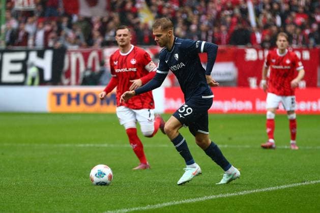 04 10 2025, xmohx, Soccer 2 Bundesliga, 1 FC Kaiserslautern VfL Bochum v l Leandro Morgalla VfL Bochum DFL DFB REGULATIONS PROHIBIT ANY USE OF PHOTOGRAPHS as IMAGE SEQUENCES and or QUASI VIDEO Kaiserslautern