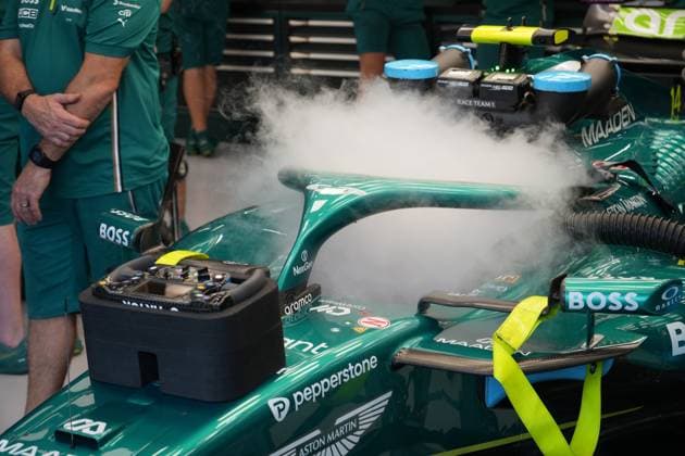 04.10.2025, Marina Bay Street Circuit, Singapore, FORMULA 1 SINGAPORE AIRLINES SINGAPORE GRAND PRIX 2025 , im Bild Das Auto von Fernando Alonso (ESP), Aston Martin Aramco Cognizant Formula One Team wird gekühlt. (Photo by Hasan Bratic DeFodi Images) 04 10 2025, Marina Bay Street Circuit, Singapore, FORMULA 1 SINGAPORE AIRLINES SINGAPORE GRAND PRIX 2025 , in the picture The car of Fernando Alonso ESP , Aston Martin Aramco Cognizant Formula One Team is cooled Photo by Hasan Bratic DeFodi Images