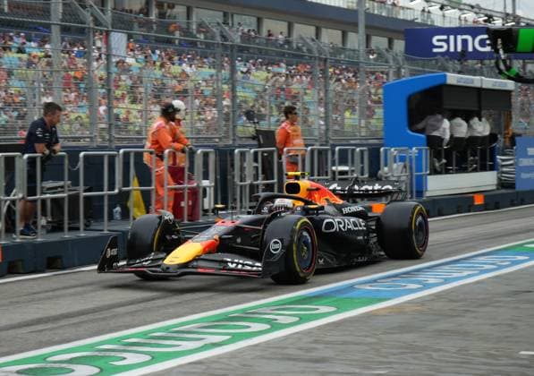 04.10.2025, Marina Bay Street Circuit, Singapore, FORMULA 1 SINGAPORE AIRLINES SINGAPORE GRAND PRIX 2025 , im Bild Yuki Tsunoda (JPN), Oracle Red Bull Racing (Photo by Hasan Bratic DeFodi Images) 04 10 2025, Marina Bay Street Circuit, Singapore, FORMULA 1 SINGAPORE AIRLINES SINGAPORE GRAND PRIX 2025 , in the picture Yuki Tsunoda JPN , Oracle Red Bull Racing Photo by Hasan Bratic DeFodi Images
