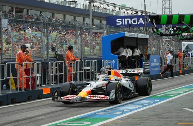 04.10.2025, Marina Bay Street Circuit, Singapore, FORMULA 1 SINGAPORE AIRLINES SINGAPORE GRAND PRIX 2025 , im Bild Isack Hadjar (FRA), Visa Cash App RB Formula One Team (Photo by Hasan Bratic DeFodi Images) 04 10 2025, Marina Bay Street Circuit, Singapore, FORMULA 1 SINGAPORE AIRLINES SINGAPORE GRAND PRIX 2025 , in the picture Isack Hadjar FRA , Visa Cash App RB Formula One Team Photo by Hasan Bratic DeFodi Images
