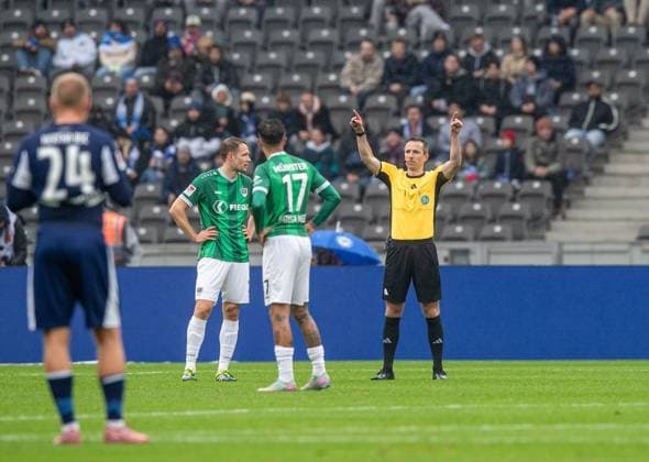 Soccer, Men, Season 2025 2026, 2 Bundesliga 8 Matchday , Hertha BSC SC Preußen Münster, Referee Lukas Benen takes back the supposed goal to 1 0 by Fabian Reese Hertha BSC due to offside, 04 10 2025, Copyright: xSebastianxRäppold MatthiasxKochx