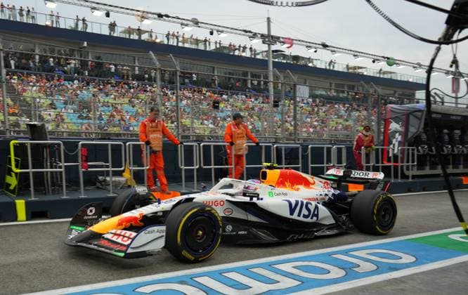 04.10.2025, Marina Bay Street Circuit, Singapore, FORMULA 1 SINGAPORE AIRLINES SINGAPORE GRAND PRIX 2025 , im Bild Liam Lawson (NZL), Visa Cash App RB Formula One Team (Photo by Hasan Bratic DeFodi Images) 04 10 2025, Marina Bay Street Circuit, Singapore, FORMULA 1 SINGAPORE AIRLINES SINGAPORE GRAND PRIX 2025 , in the picture Liam Lawson NZL , Visa Cash App RB Formula One Team Photo by Hasan Bratic DeFodi Images