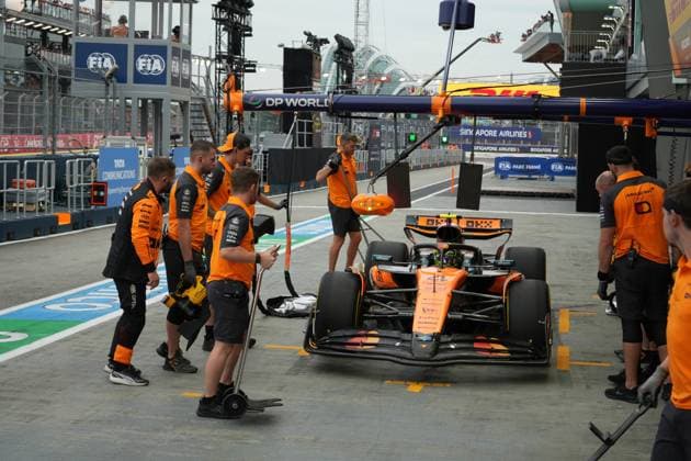 04.10.2025, Marina Bay Street Circuit, Singapore, FORMULA 1 SINGAPORE AIRLINES SINGAPORE GRAND PRIX 2025 , im Bild Lando Norris (GBR), McLaren F1 Team (Photo by Hasan Bratic DeFodi Images) 04 10 2025, Marina Bay Street Circuit, Singapore, FORMULA 1 SINGAPORE AIRLINES SINGAPORE GRAND PRIX 2025 , in the picture Lando Norris GBR , McLaren F1 Team Photo by Hasan Bratic DeFodi Images