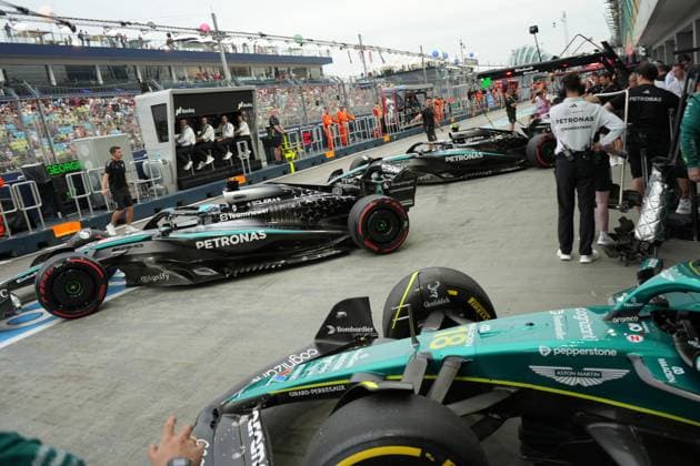 04.10.2025, Marina Bay Street Circuit, Singapore, FORMULA 1 SINGAPORE AIRLINES SINGAPORE GRAND PRIX 2025 , im Bild Lance Stroll (CAN), Aston Martin Aramco Cognizant Formula One Team, George Russell (GBR), Mercedes-AMG Petronas Formula One Team, Andrea Kimi Antonelli (ITA) (Photo by Hasan Bratic DeFodi Images) 04 10 2025, Marina Bay Street Circuit, Singapore, FORMULA 1 SINGAPORE AIRLINES SINGAPORE GRAND PRIX 2025 , pictured Lance Stroll CAN , Aston Martin Aramco Cognizant Formula One Team, George Russell GBR , Mercedes AMG Petronas Formula One Team, Andrea Kimi Antonelli ITA Photo by Hasan Bratic DeFodi Images