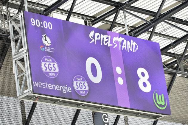 Soccer Google Pixel Womens Bundesliga Season 2025 2026 5 Matchday SGS Essen VfL Wolfsburg on 04 10 2025 at the stadium on Hafenstraße in Essen The scoreboard shows the final score DFB regulations prohibit any use of photographs as image sequences and or quasi video Nordrhein Westfalen Germany