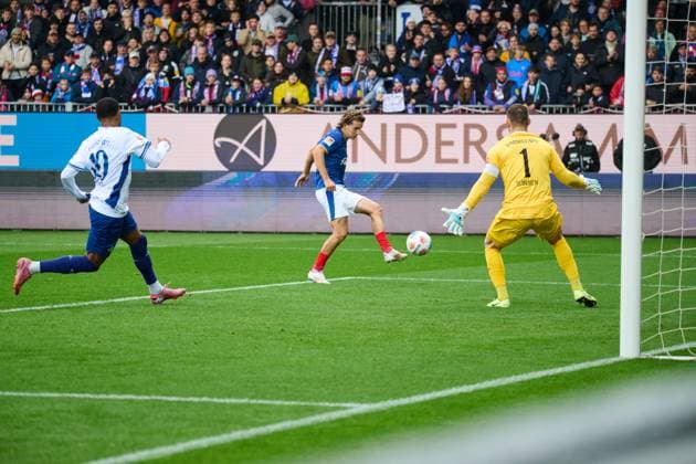 04 10 2025, Soccer, Men, 2 BL Bundesliga , Season 2025 2026, Holstein Kiel SV Darmstadt 98, Matchday 8 John Tolkin misses goal chance Kiel, Holstein Stadion Holstein Stadion Schleswig Holstein Germany