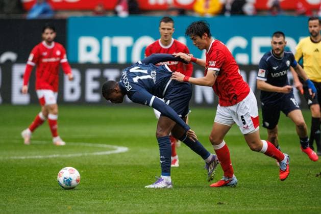 Mathis Clairicia VfL Bochum in duel with Jisoo Kim 1 FC Kaiserslautern , 1 FC Kaiserslautern vs VFL Bochum Soccer, 2 Bundesliga, Matchday 8, Season 2025 2026, 04 10 2025 1 FC Kaiserslautern vs VFL Bochum Soccer, 2 Bundesliga, Matchday 8, Season 2025 2026, 04 10 2025 Copyright: xEibner-Pressefoto AlexanderxNeisx EP_ANS