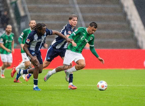 Soccer, Men, Season 2025 2026, 2 Bundesliga 8 Matchday , Hertha BSC SC Preußen Münster, v l Deyovaisio Zeefuik Hertha BSC , Kennet Eichhorn Hertha BSC , Oliver Batista Meier Münster , 04 10 2025, Copyright: xSebastianxRäppold MatthiasxKochx