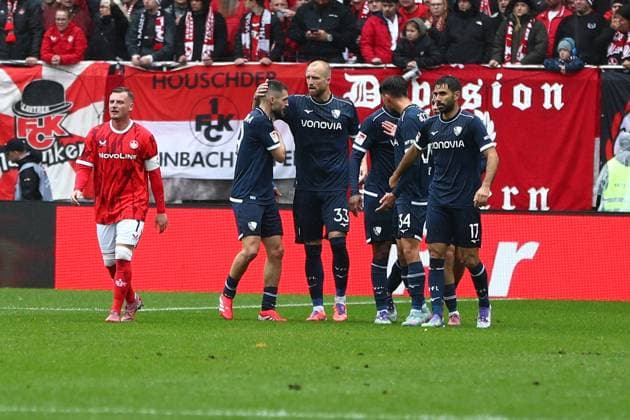 04 10 2025, xmohx, Fußball 2 Bundesliga, 1 FC Kaiserslautern VfL Bochum v l Torjubel nach dem Tor zum celebrating the goal celebrate 1 1 durch Gerrit Holtmann VfL Bochum DFL DFB REGULATIONS PROHIBIT ANY USE OF PHOTOGRAPHS as IMAGE SEQUENCES and or QUASI VIDEO Kaiserslautern