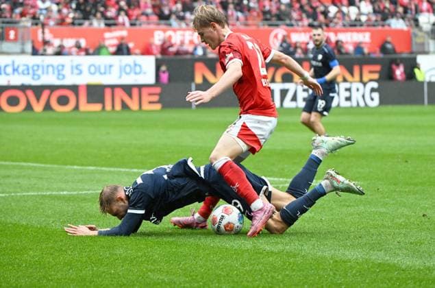 Soccer 2 Bundesliga Season 2025 26 1 FC Kaiserslautern 04 10 2025 Fritz Walter Stadion 1 FC Kaiserslautern fck VfL Bochum bo Matus BERO VfL Bochum , below Mika HAAS 1 FC Kaiserslautern 1 FC Kaiserslautern