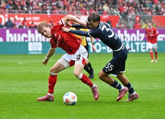 Soccer 2 Bundesliga Season 2025 26 1 FC Kaiserslautern 04 10 2025 Fritz Walter Stadion 1 FC Kaiserslautern fck VfL Bochum bo Mika HAAS 1 FC Kaiserslautern , li Kacper KOSCIERSKI VfL Bochum 1 FC Kaiserslautern