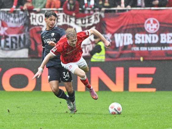 Soccer 2 Bundesliga Season 2025 26 1 FC Kaiserslautern 04 10 2025 Fritz Walter Stadion 1 FC Kaiserslautern fck VfL Bochum bo Benjamin LENZ bo ,left, fouls Mika HAAS 1 FC Kaiserslautern 1 FC Kaiserslautern