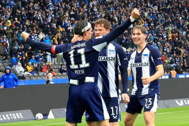 DEU, DFL, 2 FBL, Hertha BSC vs Preussen Muenster, 04 10 2025, Berliner Olympiastadion, Berlin, DEU, DFL, 2 FBL, Hertha BSC vs Preussen Muenster, pictured Fabian Reese Hertha BSC Berlin 11 , Sebastian Groenning Hertha BSC Berlin 17 , Kennet Eichhorn Hertha BSC Berlin 23 DFL regulations prohibit any use of Photographs as image sequences and or quasi video nordphotoxGmbHx xEngler nph00076