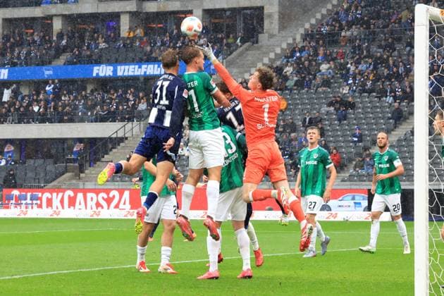 DEU, DFL, 2 FBL, Hertha BSC vs Preussen Muenster, 04 10 2025, Berliner Olympiastadion, Berlin, DEU, DFL, 2 FBL, Hertha BSC vs Preussen Muenster, in the picture Sebastian Groenning Hertha BSC Berlin 17 , Marton Dardai Hertha BSC Berlin 31 , , Johannes Schenk Preussen Muenster 1 , Oscar Vilhelmsson Preussen Muenster 11 , Lars Lokotsch Preussen Muenster 13 DFL regulations prohibit any use of Photographs as image sequences and or quasi video nordphotoxGmbHx xEngler nph00076