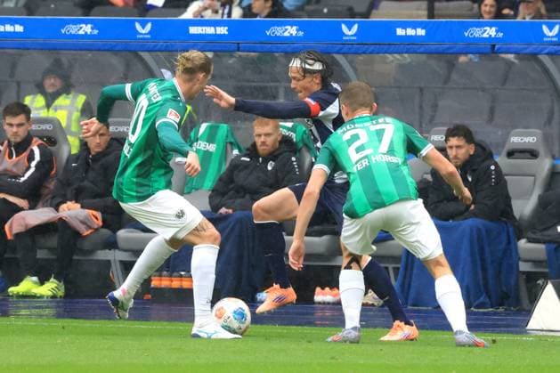 DEU, DFL, 2 FBL, Hertha BSC vs Preussen Muenster, 04 10 2025, Berliner Olympiastadion, Berlin, DEU, DFL, 2 FBL, Hertha BSC vs Preussen Muenster, pictured Fabian Reese Hertha BSC Berlin 11 , Jorrit Hendrix Preussen Muenster 20 , Jano ter Horst Preussen Muenster 27 DFL regulations prohibit any use of Photographs as image sequences and or quasi video nordphotoxGmbHx xEngler nph00076